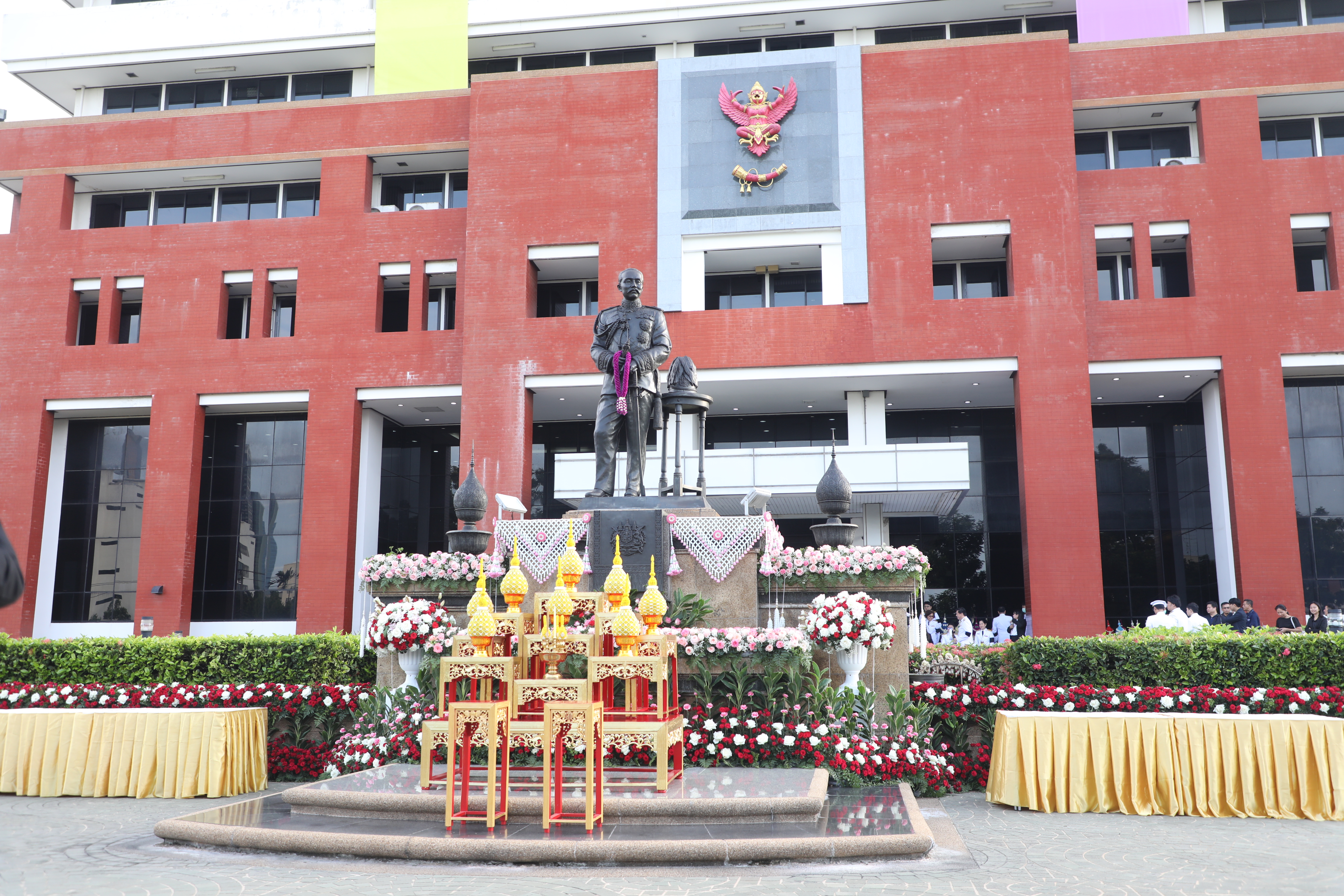 title - ส.ป.ก. ร่วมพิธีวางพานพุ่มถวายเครื่องราชสักการะ พระบรมราชานุสาวรีย์พระบาทสมเด็จพระปรมินทร มหาจุฬาลงกรณ์ พระจุลจอมเกล้าเจ้าอยู่หัว เนื่องในวันสื่อสารแห่งชาติ ประจำปี 2569